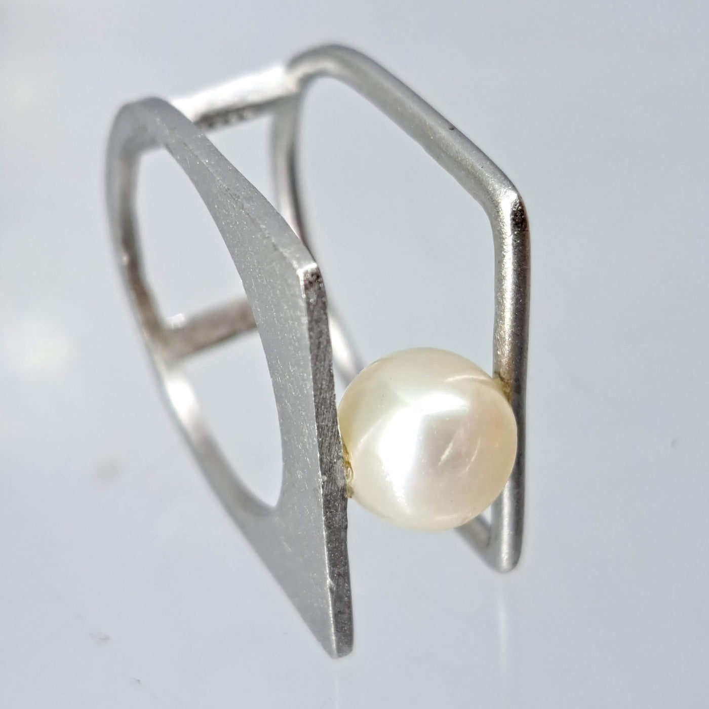 "Stuck In The Middle With You" Sz 7 Ring - Pearl, Sterling