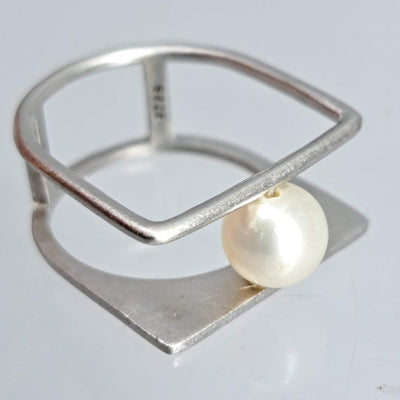 "Stuck In The Middle With You" Sz 7 Ring - Pearl, Sterling