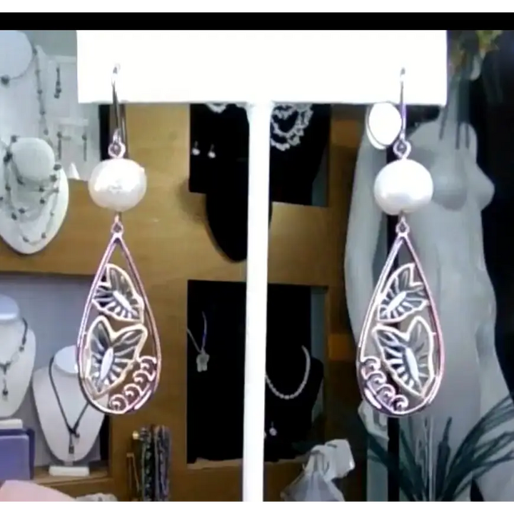 6-25 Show Lilly of the Sea Black and White Earrings