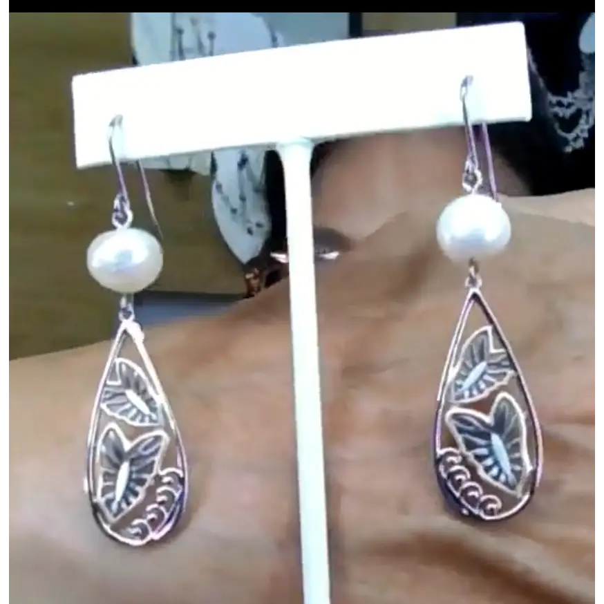 6-25 Show Lilly of the Sea Black and White Earrings