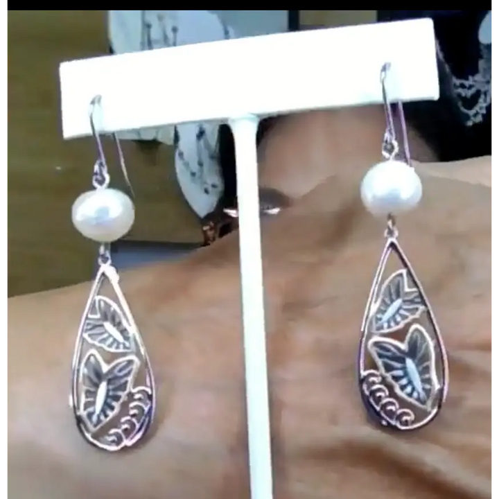 6-25 Show Lilly of the Sea Black and White Earrings