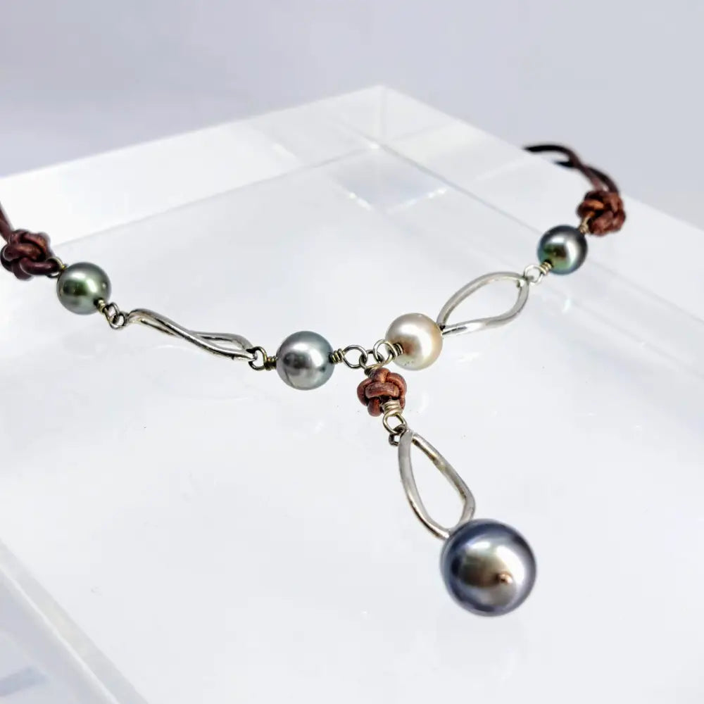 ?KEy West Casual Tahitians!’ 18’’ Necklace - Tahitian Pearls Leather - English (oiled, Dark Brown)