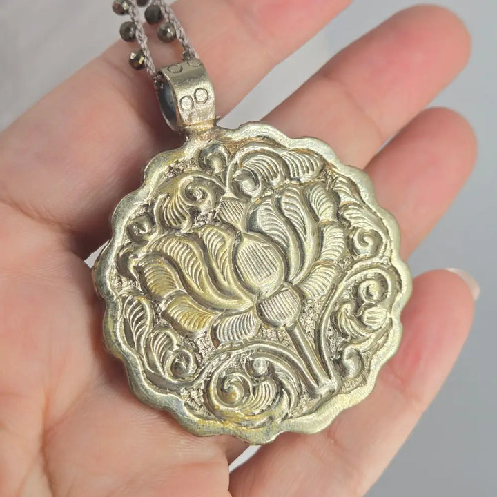 ?MAma’s Blossom’ Hand-carved Mother of Pearl Pendant Necklace - Key West Local Luxe