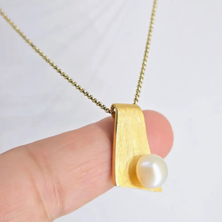 ?SO Sleek’ Pendant Necklace - Pearl 18k Gold Sterling