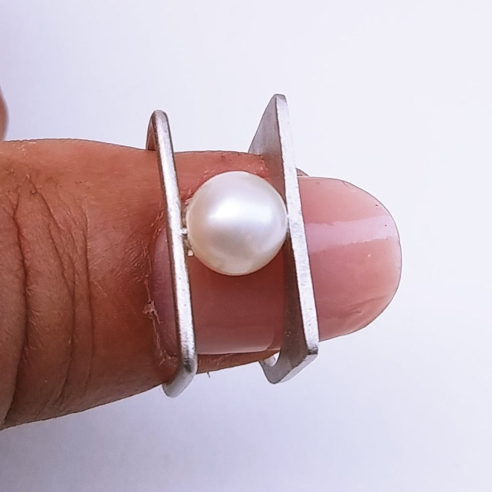 "Stuck In The Middle With You" Sz 7 Ring - Pearl, Sterling